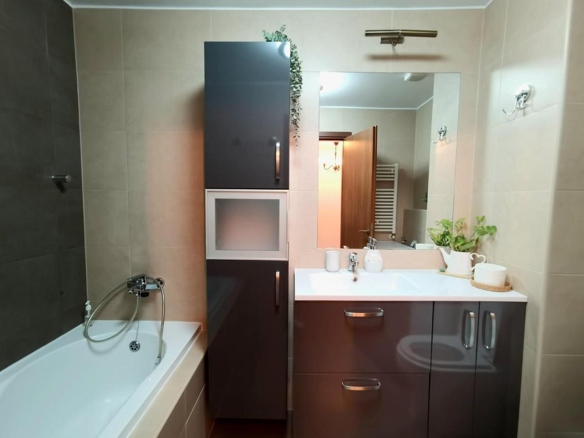 Cosy Boutique 61 Sqm Apartment - Private Parking - Ten Blocks Residence Bukarest Eksteriør billede